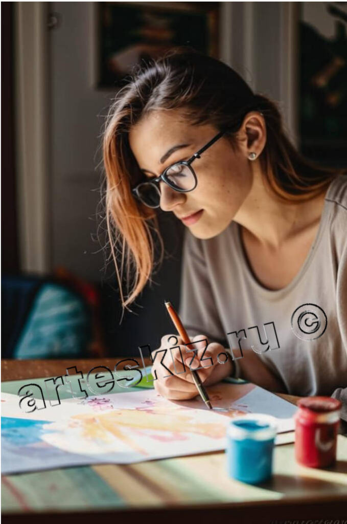 Творческая женщина рисует